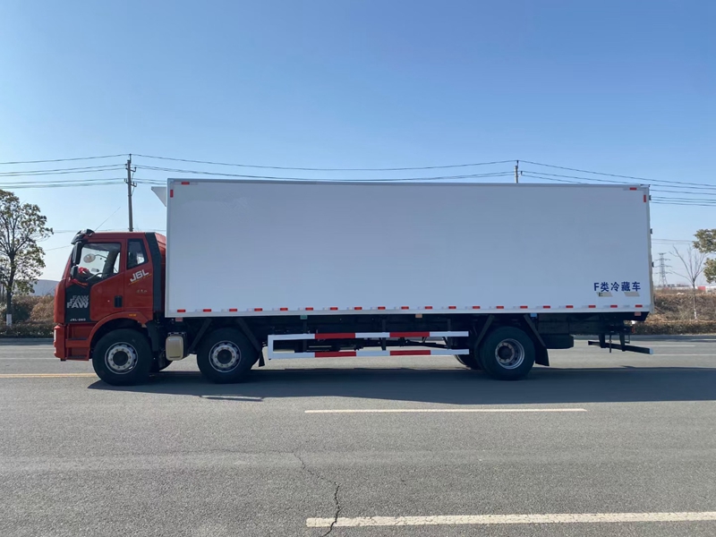 解放J6L小三軸9米6國六(天然氣)冷藏車
